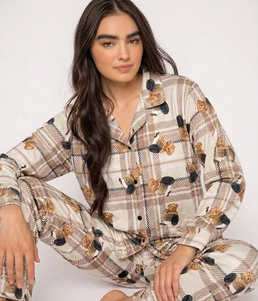 Modelo veste conjunto de pijama be.duna com estampa de ursinhos e xícaras em fundo xadrez bege de manga longa.