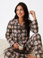 Modelo sorridente veste conjunto de pijama be.duna xadrez bege com estampa de ursinhos e botões frontais.