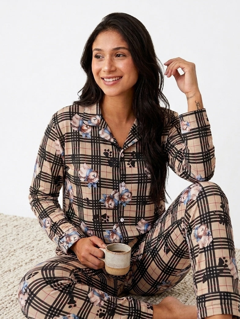 Modelo sorridente veste conjunto de pijama be.duna xadrez bege com estampa de ursinhos e botões frontais.